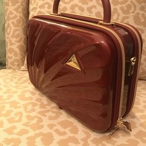 Hard side train case never used NWOT Make up brush elastics, 4 seperate sections